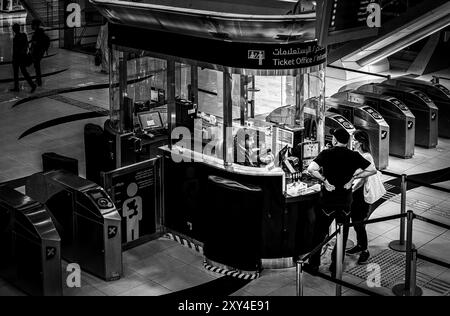 Photographie noir et blanc, stations de métro et gares ferroviaires, Dubaï, Émirats arabes Unis, moyen-Orient, Asie Banque D'Images