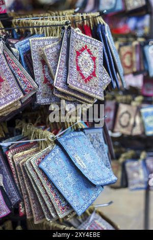 Affichage de portefeuilles traditionnels dans le marché de rue local d'Athènes, Grèce, Europe Banque D'Images