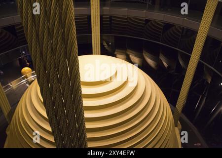 Taipei, Taiwan, 05 janvier 2015 : boule amortissante à l'intérieur du gratte-ciel Taipei 101, Asie Banque D'Images