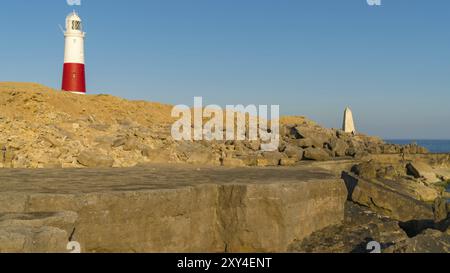 Portland Bill Lighthouse vu depuis les rochers près de Pulpit Rock, Jurassic Coast, Dorset, UK Banque D'Images