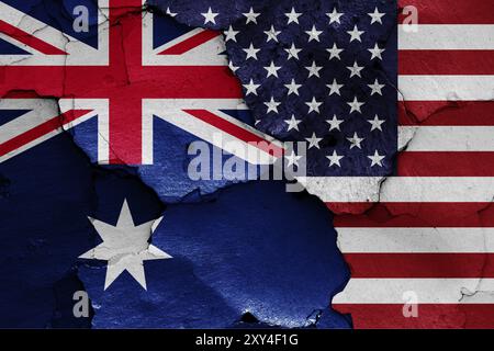 Drapeaux de l'Australie et des États-Unis peints sur un mur fissuré Banque D'Images