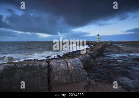 Phare vert au crépuscule sur la mer du Nord, pays-Bas Banque D'Images