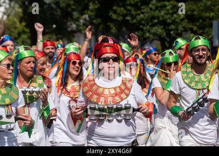 Groupe de musiciens au Notting Hill Carnival Grand Parade 2024. Journée des adultes le lundi férié. Banque D'Images