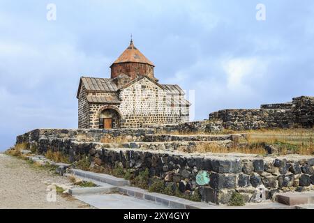 Monastère de Sevanavank situé sur la rive du lac Sevan dans la province de Gegharkunix, Arménie, Asie Banque D'Images