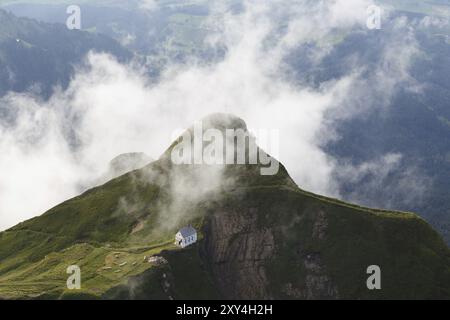 Photographie d'une chapelle au sommet d'une montagne prise du mont. Pilatus près de Lucerne, Suisse, Europe Banque D'Images