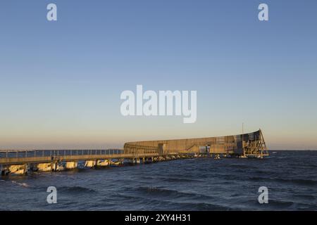 Photographie de la jetée de baignade publique en bois à Amager Beach à Copenhague Banque D'Images