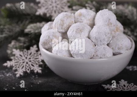 Biscuits de Noël traditionnels avec boule de neige aux amandes sur fond sombre Banque D'Images