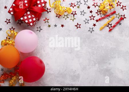 Anniversaire party background border avec baloons, boîte cadeau et confetti Banque D'Images