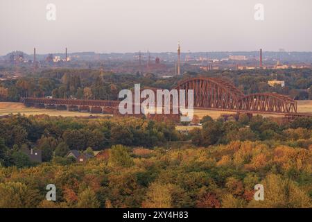 Moers, Rhénanie du Nord-Westphalie, Allemagne, 03 août 2018 : vue sur la région de la Ruhr depuis la Halde Rheinpreussen, vers l'est vers Duisburg et la Haus-K. Banque D'Images