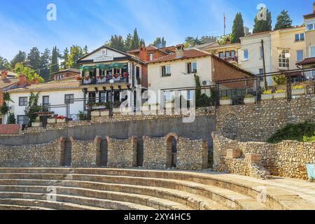 Ohrid, Macédoine du Nord, 2 octobre 2014 : ancien amphithéâtre antique et maisons Banque D'Images