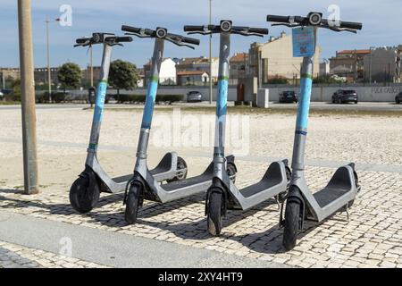 Image symbolique mobilité, transports en commun, circulation, scooters électriques garés du fournisseur OISEAU sur la promenade de la plage d'Espinho, Porto métropolitain reg Banque D'Images