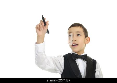 Portrait d'un jeune garçon d'école se tortillant ou dessinant quelque chose avec un stylo à pointe noire isolé sur fond blanc Banque D'Images