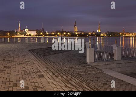 Riga nuit paysage urbain. La Lettonie Banque D'Images