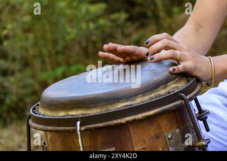 Le percussionniste femme mains jouant un atabaque tambour appelé au cours de la musique populaire brésilienne performance Banque D'Images