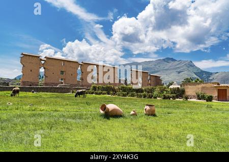 Vue sur le site archéologique inca a diminué avec pot de terre sur le terrain et les ruines de Temple de Wiracocha dans la région de Cuzco au fond Banque D'Images