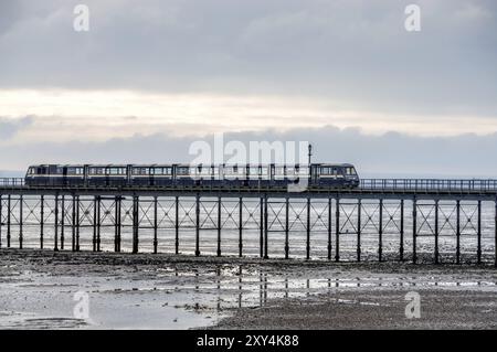 SOUTHEND ON SEA, ESSEX, Royaume-Uni, 24 NOVEMBRE : train circulant le long de Southend Pier dans l'Essex le 24 novembre 2013 Banque D'Images