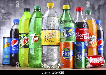 Bouteilles de marques de boissons gazeuses à l'échelle mondiale, y compris les produits de Coca-Cola et Pepsico Banque D'Images