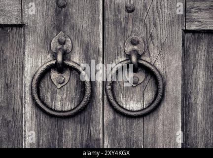 L'ancienne barrière en bois avec deux anneaux heurtoir de porte Banque D'Images