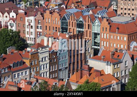 Rangées de maisons traditionnelles dans la vieille ville de Gdansk en Pologne, ville, l'Europe vue de dessus Banque D'Images