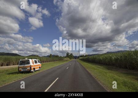 Bartle Frere, Australie, 04 mai 2015 : camping-car debout à côté de la route et des champs de canne à sucre dans le Queensland, Océanie Banque D'Images