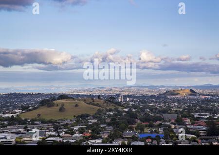 Auckland, Nouvelle-Zélande, 08 février 2015 : paysage volcanique du champ volcanique d'Auckland vu du mont Eden, Océanie Banque D'Images