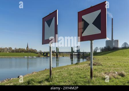 Duisbourg, Rhénanie du Nord-Westphalie, Allemagne, 27 mars 2017 : panneaux de signalisation avec le pont levant et la centrale électrique Walsum en arrière-plan, Europe Banque D'Images