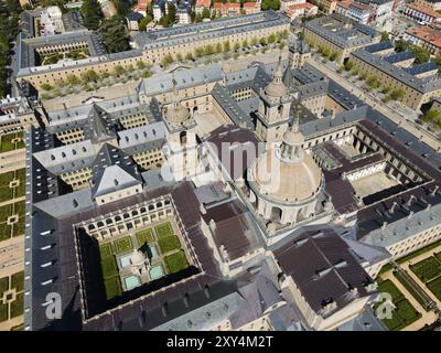 Monastère historique vu des airs, avec une cour centrale et entouré par la ville, vue aérienne, Real Sitio de San Lorenzo de El Escorial, Roya Banque D'Images