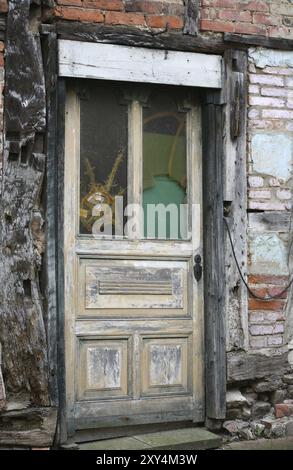 Porte d'entrée d'une maison en ruine Banque D'Images