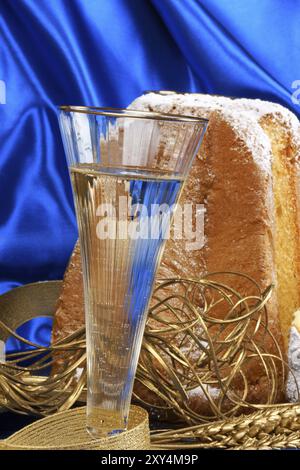 Composition de Noël avec Pandoro le gâteau doré de Vérone sur fond bleu Banque D'Images