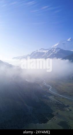 High key vue aérienne au-dessus des nuages bas dans la vallée de Manang avec vue sur l'Annapurna de montagnes de l'Himalaya au Népal Banque D'Images