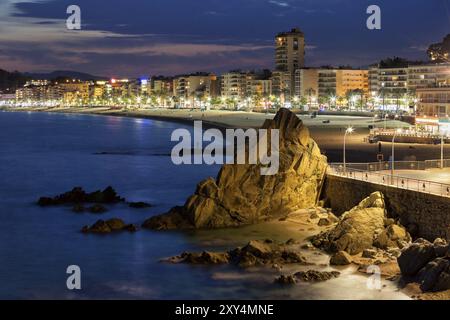 Lloret de Mar la nuit, commune sur la Costa Brava en Espagne, en bord de mer et la plage à l'horizon de la Mer Méditerranée Banque D'Images