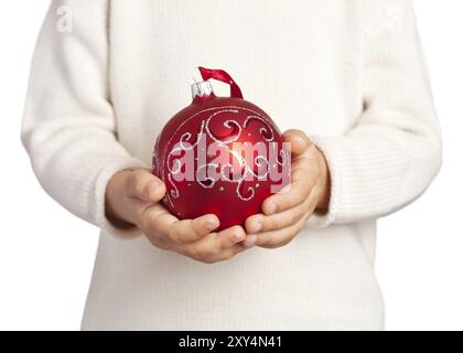 Mains d'enfants tenant une décoration de Noël rouge isolée sur fond blanc Banque D'Images