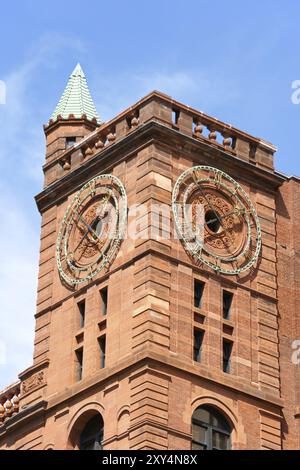 Détail avec horloge ou premier gratte-ciel de Montréal mieux connu sous le nom de New York Life Building, il a été construit en 1888 à la place d'armes Banque D'Images