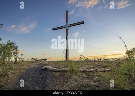 Moers, Rhénanie du Nord-Westphalie, Allemagne, 30 juillet 2018 : la croix au sommet de la Halde Pattberg, Europe Banque D'Images