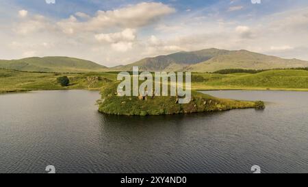 Llyn y Dywarchen près de Rhyd Ddu à Gwynedd, pays de Galles, Royaume-Uni, avec Mount Snowdon en arrière-plan Banque D'Images