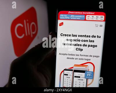 Personne tenant smartphone avec page Web de la société mexicaine de solutions de paiement PayClip Inc. (Clip.mx) avec logo. Concentrez-vous sur le centre de l'écran du téléphone. Banque D'Images