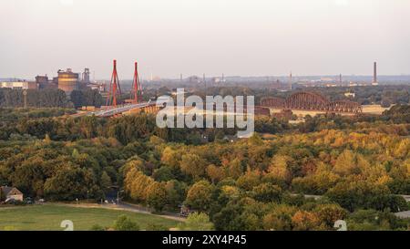 Moers, Rhénanie du Nord-Westphalie, Allemagne, 03 août 2018 : vue sur la région de la Ruhr depuis la Halde Rheinpreussen, vers l'est vers Duisburg et le pont Banque D'Images