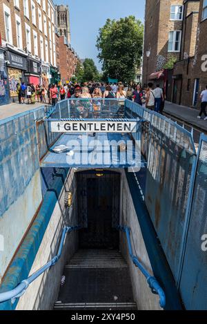 Toilettes fermées pour messieurs à Talbot Road, Notting Hill, Londres, Royaume-Uni, pendant le carnaval de Notting Hill. Les gens dans la rue fermée. Toilettes souterraines Banque D'Images