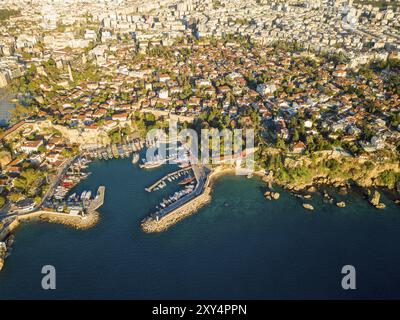 Vue aérienne drone sur le port de la vieille ville de Kaleici et le château de Hidirlik à Antalya, Turquie, Asie Banque D'Images