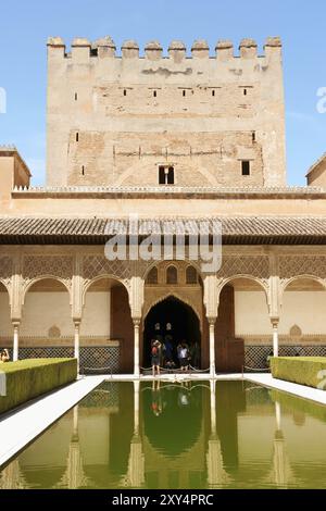 Grenade, Espagne, 14 août 2011 : détail de la Tour Comares et de la Cour des Myrtles ou Cour de la bénédiction dans l'Alhambra de Grenade. Ce beauti Banque D'Images