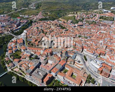 Vue aérienne d'une ville aux toits de tuiles rouges, rivière, pont et arbres verts sous un ciel bleu, vue aérienne, Plasencia, rivière Jerte, Caceres, Caceres, poste Banque D'Images