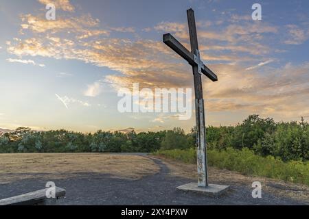 Moers, Rhénanie du Nord-Westphalie, Allemagne, 30 juillet 2018 : la croix au sommet de la Halde Pattberg, Europe Banque D'Images