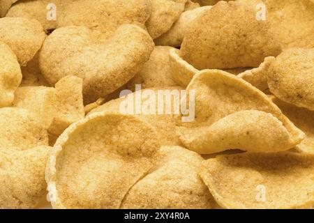 Pile de délicieuses crevettes croquantes cracker sur une table Banque D'Images