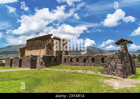 Ruines de l'entrepôt dans l'Inca Raqchi Temple à région de Cuzco au Pérou Banque D'Images