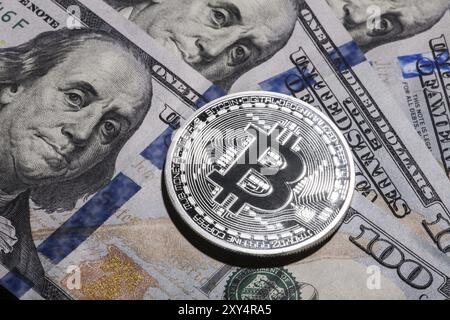 Une centaine de dollars sur Bitcoin factures. Libre, macro shot Banque D'Images