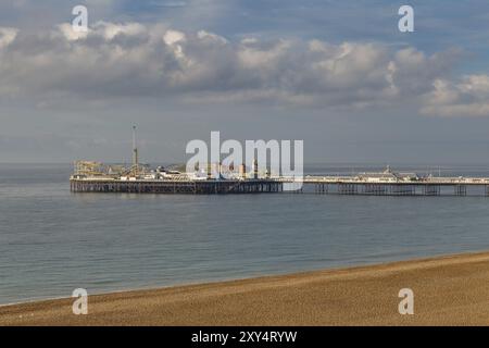 Nuages au-dessus de la jetée et de la plage de Brighton, East Sussex, Royaume-Uni Banque D'Images