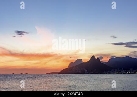 Paysage des plages de Arpoador, Ipanema et Leblon à Rio de Janeiro au crépuscule avec ses lumières, la lune, et le ciel et la colline deux frères et GA Banque D'Images