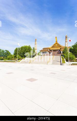 Marches d'entrée inclinées et grande cour vers le siège du sanctuaire mondial pour la religion Sukyo Mahikari lors d'une belle journée de ciel bleu à Hida-Takayama, Ja Banque D'Images