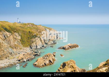 Falaises pittoresques, océan et paysage de promontoire et phare de Dongju sur l'île de Juguang sur les îles Matsu de Taiwan. Horizontal Banque D'Images