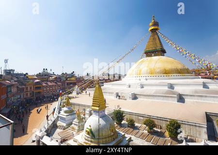 Katmandou, Népal, 23 octobre 2013 : vue en grand angle de gens marchant autour de Boudhanath Stupa le jour du ciel bleu. Horizontal, Asie Banque D'Images